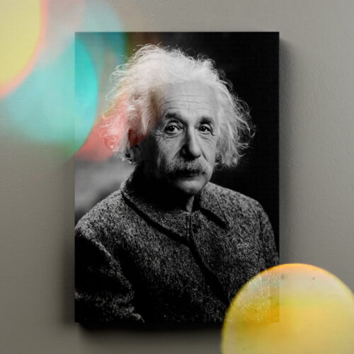 آلبرت اینشتین با لبخند کم‌رنگ | تخته شاسی